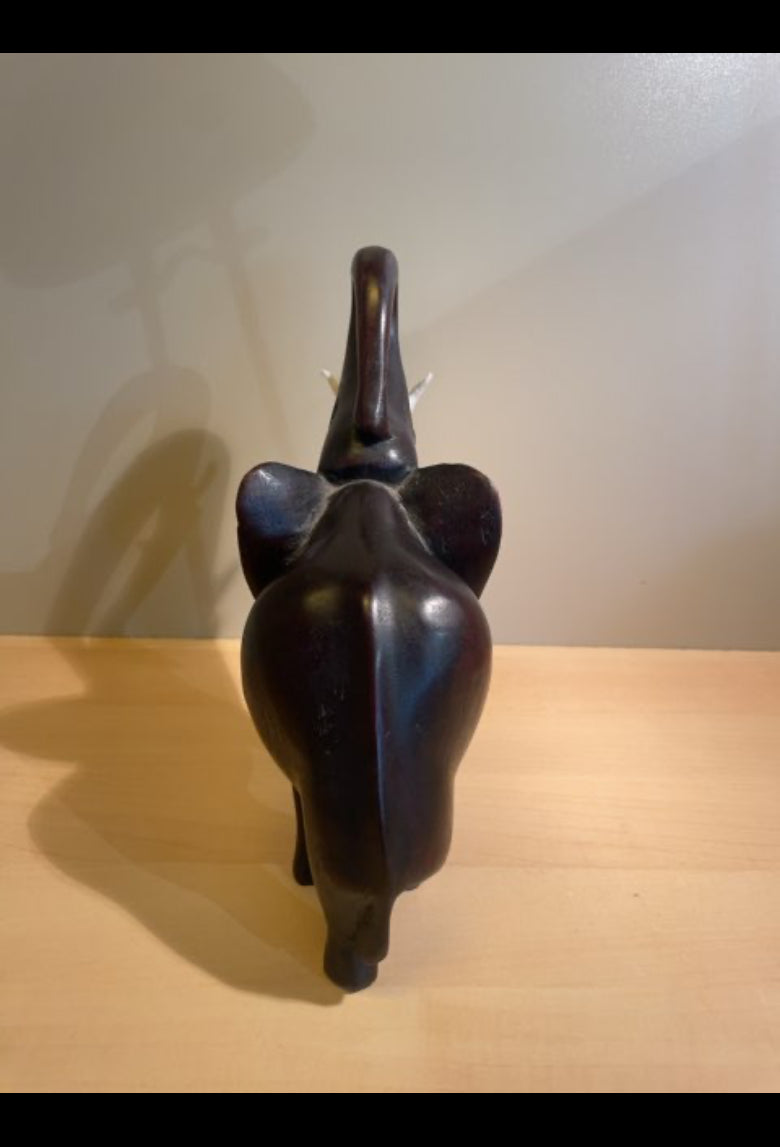 Elefant skåret i træ